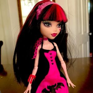 Die-ner Draculaura doll